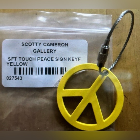 NWT SCOTTY CAMERON GALLERY Peace Sign Key Fob YELLOW Soft Touch Golf - Picture 2 of 2